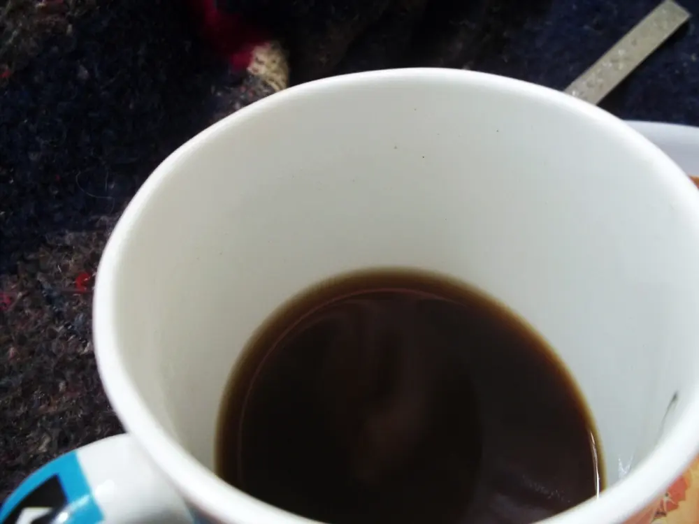白色杯中的黑咖啡近景