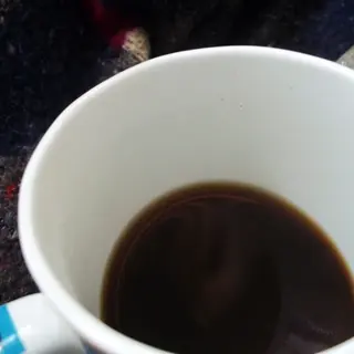 白色杯中的黑咖啡近景